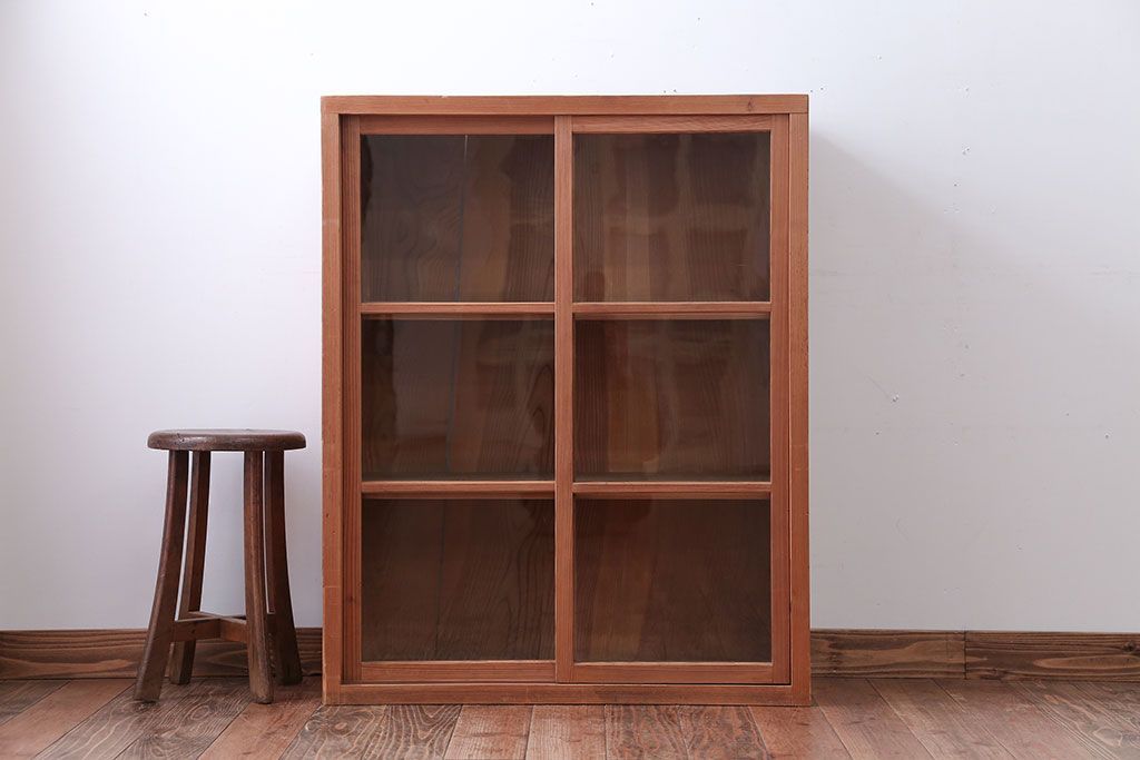 アンティーク家具　アンティーク　シンプルなデザインと明るい木味の引き戸収納棚