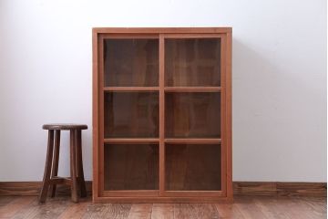 アンティーク家具　アンティーク　シンプルなデザインと明るい木味の引き戸収納棚