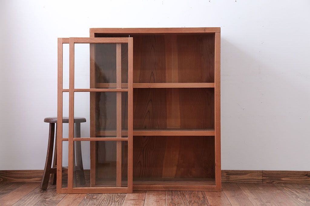 アンティーク家具　アンティーク　シンプルなデザインと明るい木味の引き戸収納棚