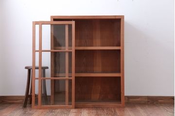 アンティーク家具　アンティーク　シンプルなデザインと明るい木味の引き戸収納棚