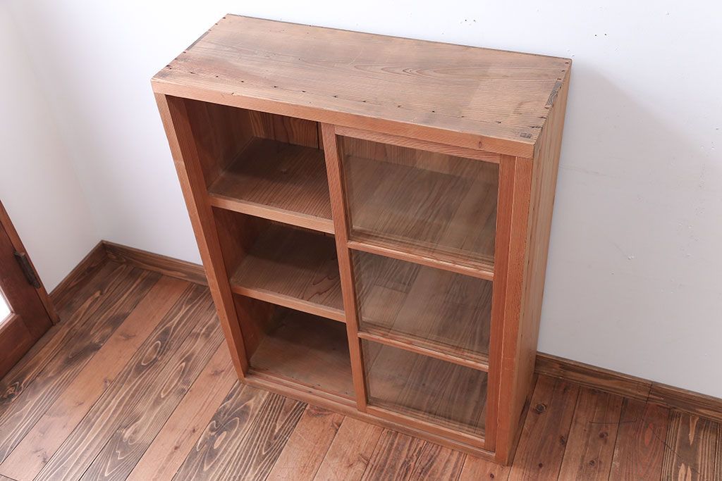 アンティーク家具　アンティーク　シンプルなデザインと明るい木味の引き戸収納棚