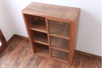 アンティーク家具　アンティーク　シンプルなデザインと明るい木味の引き戸収納棚