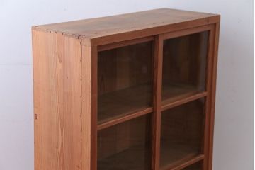 アンティーク家具　アンティーク　シンプルなデザインと明るい木味の引き戸収納棚