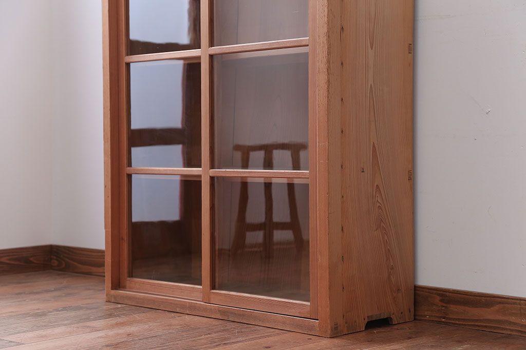 アンティーク家具　アンティーク　シンプルなデザインと明るい木味の引き戸収納棚