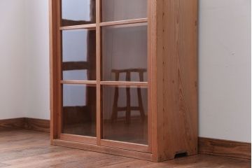 アンティーク家具　アンティーク　シンプルなデザインと明るい木味の引き戸収納棚