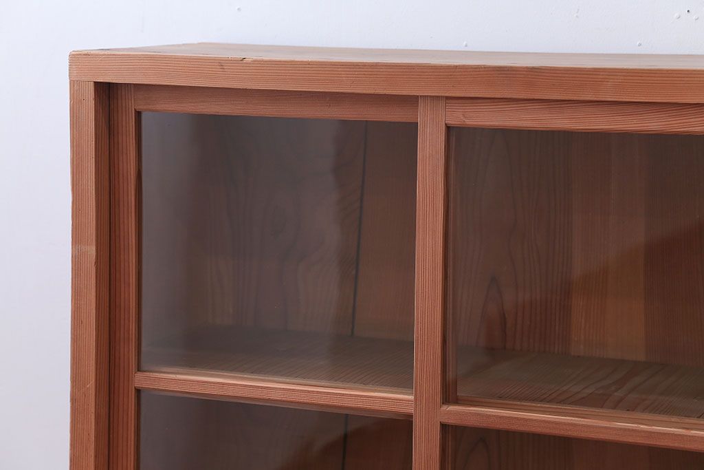 アンティーク家具　アンティーク　シンプルなデザインと明るい木味の引き戸収納棚