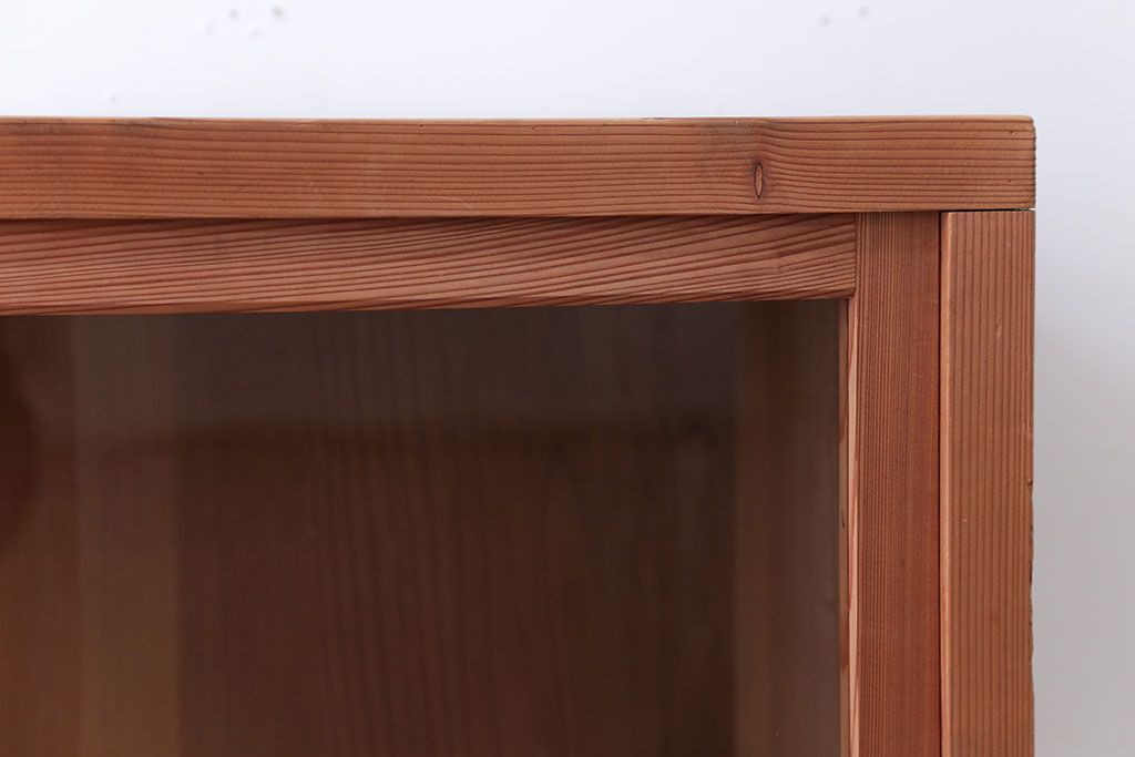 アンティーク家具　アンティーク　シンプルなデザインと明るい木味の引き戸収納棚