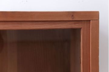 アンティーク家具　アンティーク　シンプルなデザインと明るい木味の引き戸収納棚