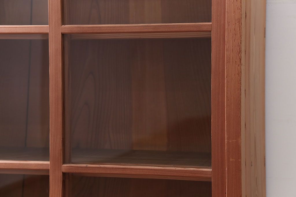 アンティーク家具　アンティーク　シンプルなデザインと明るい木味の引き戸収納棚