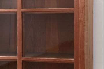 アンティーク家具　アンティーク　シンプルなデザインと明るい木味の引き戸収納棚