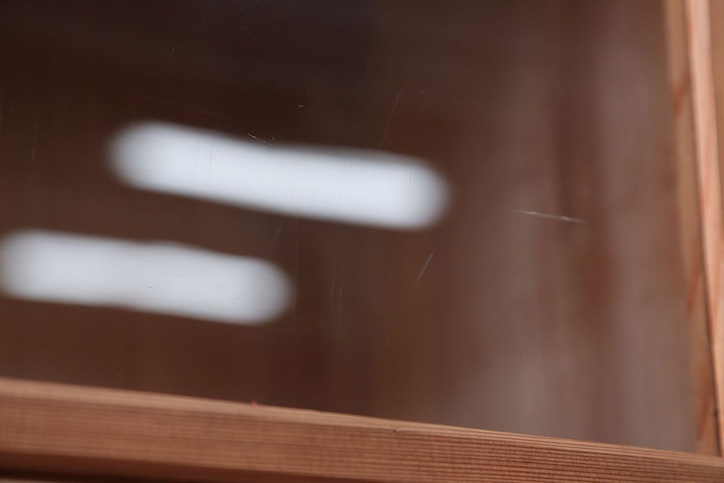 アンティーク家具　アンティーク　シンプルなデザインと明るい木味の引き戸収納棚