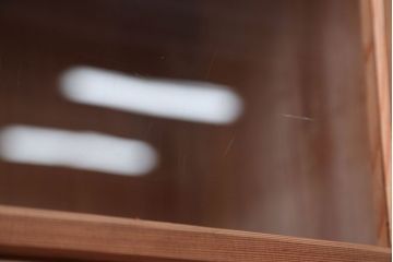 アンティーク家具　アンティーク　シンプルなデザインと明るい木味の引き戸収納棚