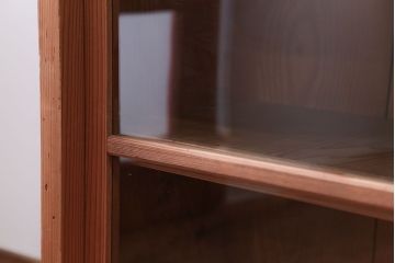 アンティーク家具　アンティーク　シンプルなデザインと明るい木味の引き戸収納棚