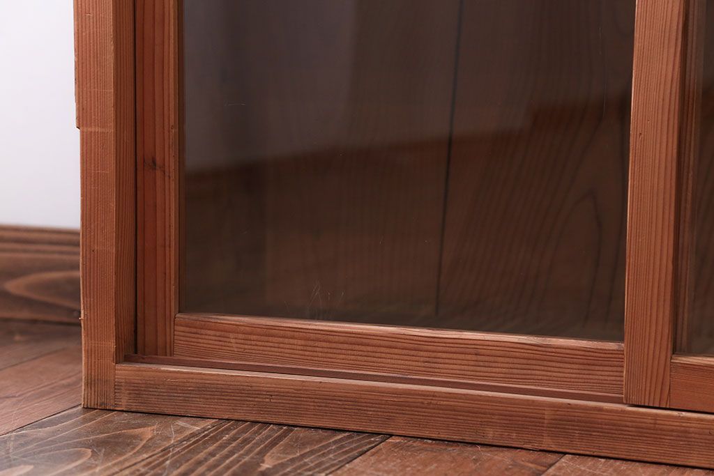 アンティーク家具　アンティーク　シンプルなデザインと明るい木味の引き戸収納棚