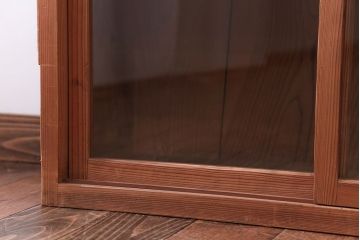 アンティーク家具　アンティーク　シンプルなデザインと明るい木味の引き戸収納棚