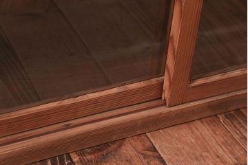 アンティーク家具　アンティーク　シンプルなデザインと明るい木味の引き戸収納棚