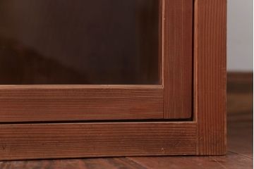 アンティーク家具　アンティーク　シンプルなデザインと明るい木味の引き戸収納棚