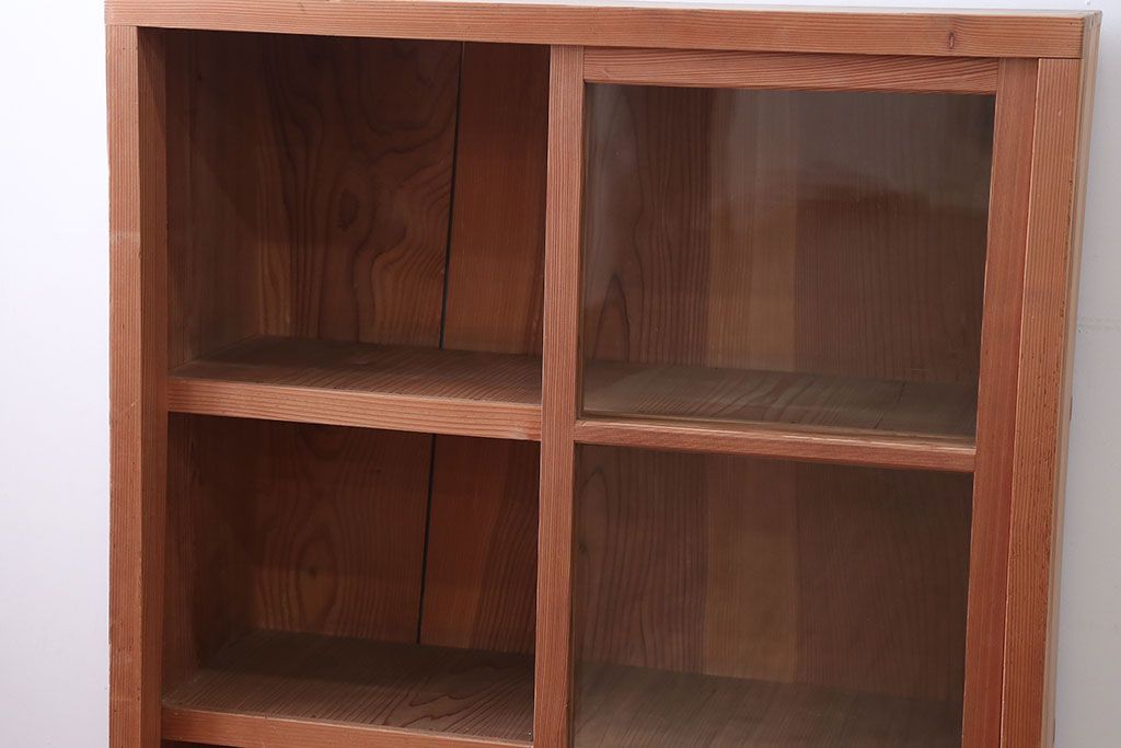 アンティーク家具　アンティーク　シンプルなデザインと明るい木味の引き戸収納棚