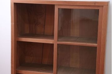 アンティーク家具　アンティーク　シンプルなデザインと明るい木味の引き戸収納棚