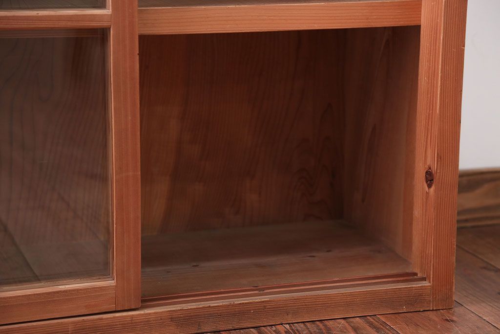 アンティーク家具　アンティーク　シンプルなデザインと明るい木味の引き戸収納棚