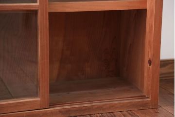 アンティーク家具　アンティーク　シンプルなデザインと明るい木味の引き戸収納棚