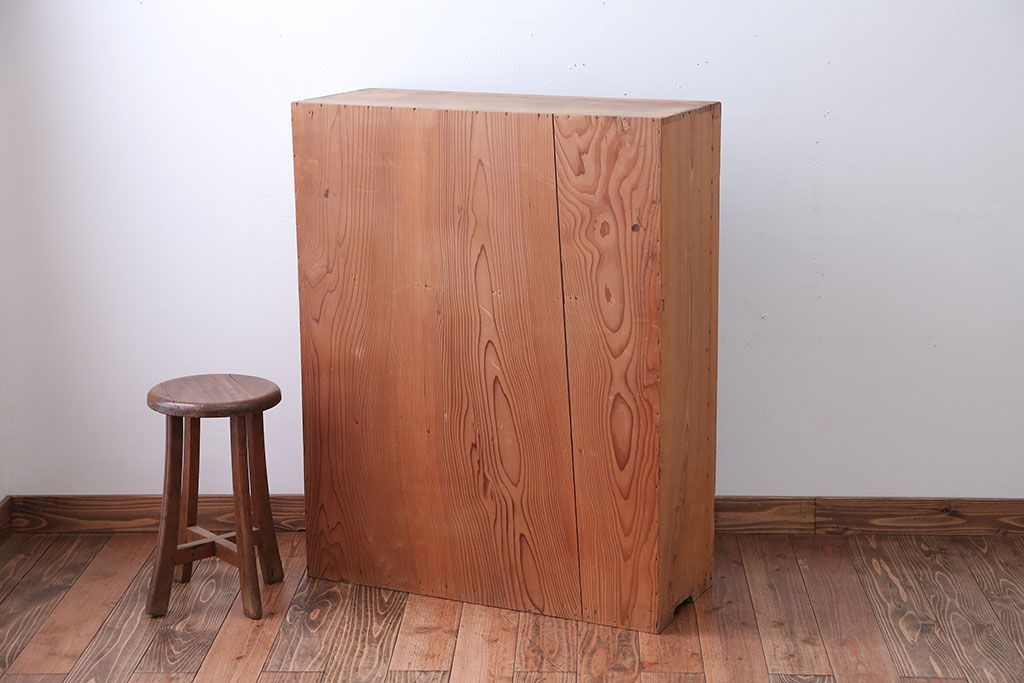 アンティーク家具　アンティーク　シンプルなデザインと明るい木味の引き戸収納棚