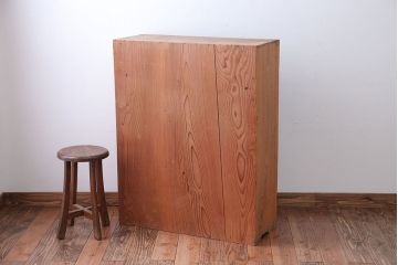 アンティーク家具　アンティーク　シンプルなデザインと明るい木味の引き戸収納棚