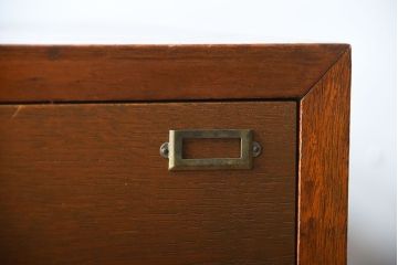 アンティーク家具　アンティーク　ネームプレート付き!古い木の縦型チェスト