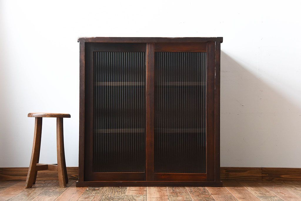 アンティーク家具　和製アンティーク　モールガラス引き戸の古い木製収納棚