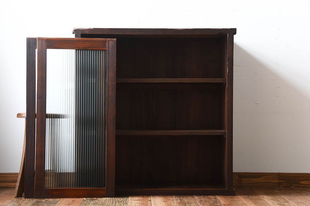 アンティーク家具　和製アンティーク　モールガラス引き戸の古い木製収納棚