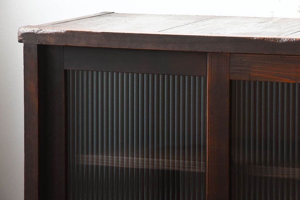 アンティーク家具　和製アンティーク　モールガラス引き戸の古い木製収納棚