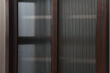 アンティーク家具　和製アンティーク　モールガラス引き戸の古い木製収納棚