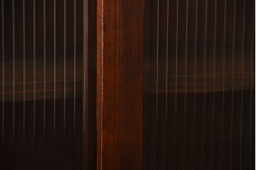 アンティーク家具　和製アンティーク　モールガラス引き戸の古い木製収納棚