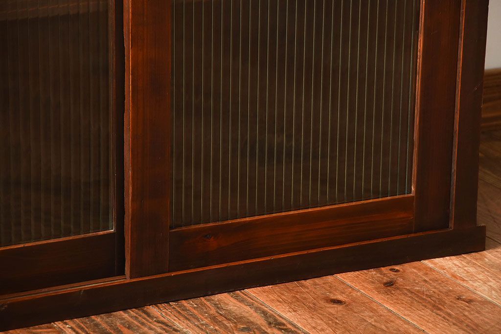 アンティーク家具　和製アンティーク　モールガラス引き戸の古い木製収納棚