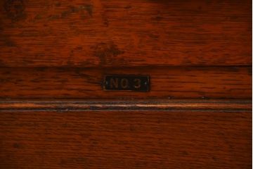 レトロ家具　昭和レトロ　作業台付き!古いナラ材のアンティークカップボード(食器棚)