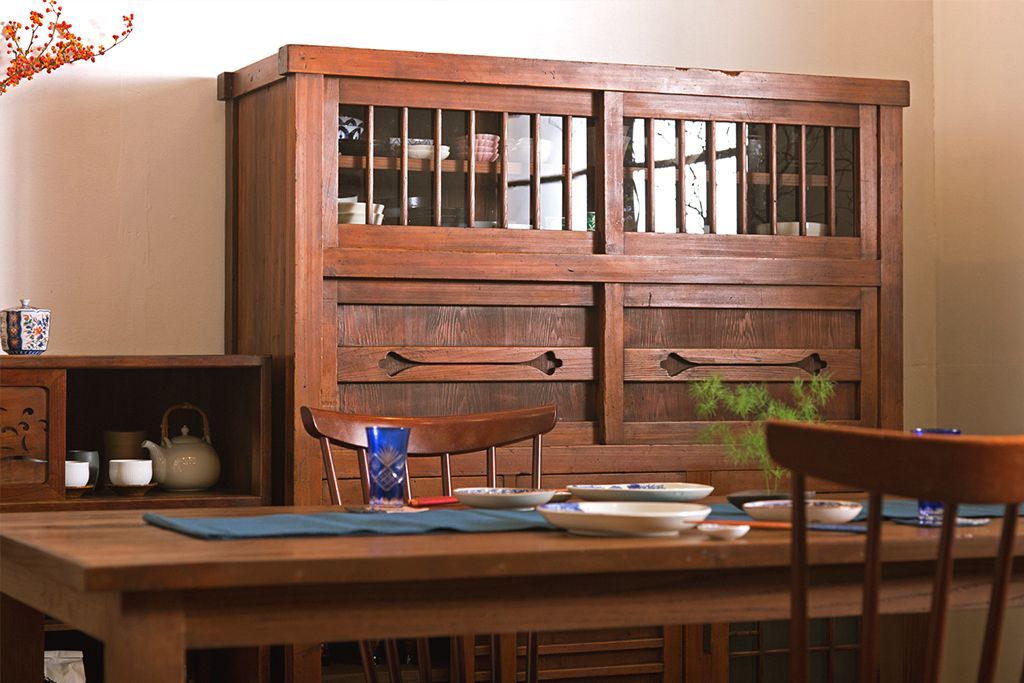 アンティーク家具　古民具・骨董　一本物　ガラス戸がモダンなアンティーク水屋箪笥(食器棚・収納棚)