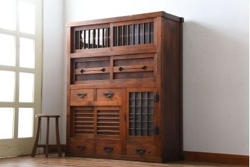 アンティーク家具　古民具・骨董　一本物　ガラス戸がモダンなアンティーク水屋箪笥(食器棚・収納棚)