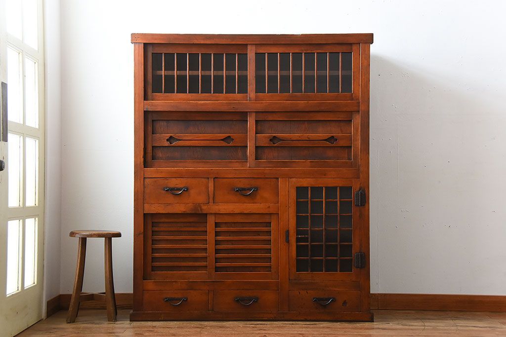 アンティーク家具　古民具・骨董　一本物　ガラス戸がモダンなアンティーク水屋箪笥(食器棚・収納棚)