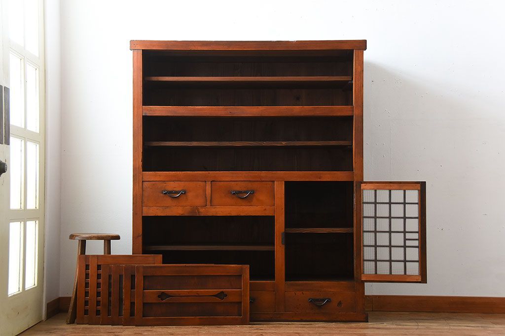 アンティーク家具　古民具・骨董　一本物　ガラス戸がモダンなアンティーク水屋箪笥(食器棚・収納棚)