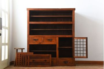 アンティーク家具　古民具・骨董　一本物　ガラス戸がモダンなアンティーク水屋箪笥(食器棚・収納棚)