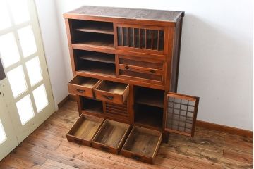 アンティーク家具　古民具・骨董　一本物　ガラス戸がモダンなアンティーク水屋箪笥(食器棚・収納棚)