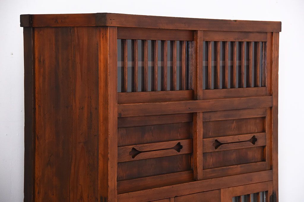 アンティーク家具　古民具・骨董　一本物　ガラス戸がモダンなアンティーク水屋箪笥(食器棚・収納棚)