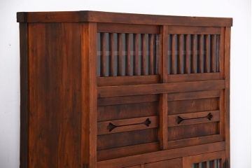 アンティーク家具　古民具・骨董　一本物　ガラス戸がモダンなアンティーク水屋箪笥(食器棚・収納棚)