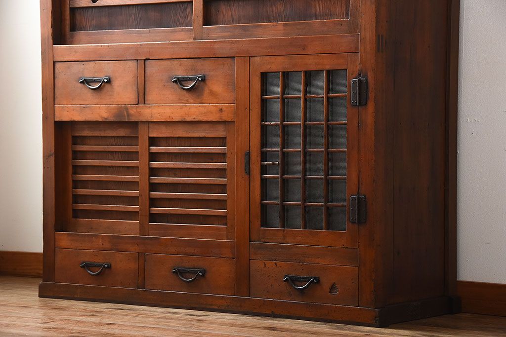 アンティーク家具　古民具・骨董　一本物　ガラス戸がモダンなアンティーク水屋箪笥(食器棚・収納棚)