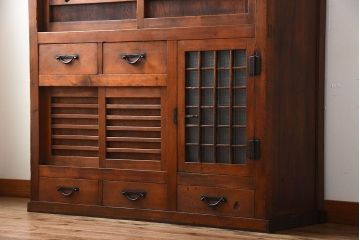 アンティーク家具　古民具・骨董　一本物　ガラス戸がモダンなアンティーク水屋箪笥(食器棚・収納棚)