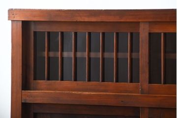 アンティーク家具　古民具・骨董　一本物　ガラス戸がモダンなアンティーク水屋箪笥(食器棚・収納棚)