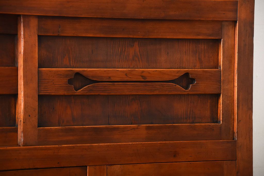 アンティーク家具　古民具・骨董　一本物　ガラス戸がモダンなアンティーク水屋箪笥(食器棚・収納棚)