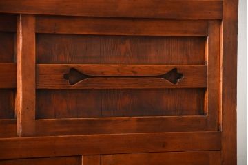 アンティーク家具　古民具・骨董　一本物　ガラス戸がモダンなアンティーク水屋箪笥(食器棚・収納棚)