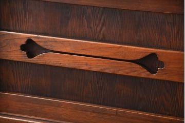 アンティーク家具　古民具・骨董　一本物　ガラス戸がモダンなアンティーク水屋箪笥(食器棚・収納棚)