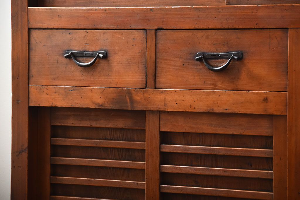 アンティーク家具　古民具・骨董　一本物　ガラス戸がモダンなアンティーク水屋箪笥(食器棚・収納棚)